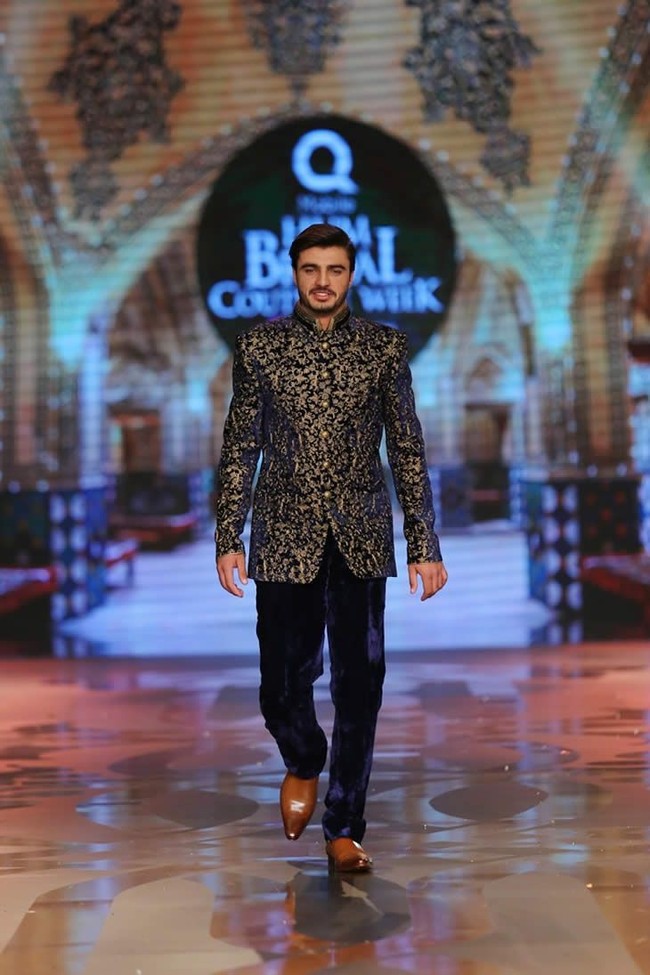 Sejak saat itu, ia pun dengan cepat menjadi bintang dan beberapa label fashion memintanya agar terikat kontrak untuk memodelkan berbagai pakaiannya. Foto: Instagram @arshadkhanaccount