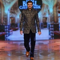 Sejak saat itu, ia pun dengan cepat menjadi bintang dan beberapa label fashion memintanya agar terikat kontrak untuk memodelkan berbagai pakaiannya. Foto: Instagram @arshadkhanaccount