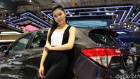 Mereka selalu tersenyum manis saat menyapa pengunjung.