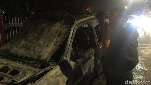 Polisi melihat mobil yang terbakar