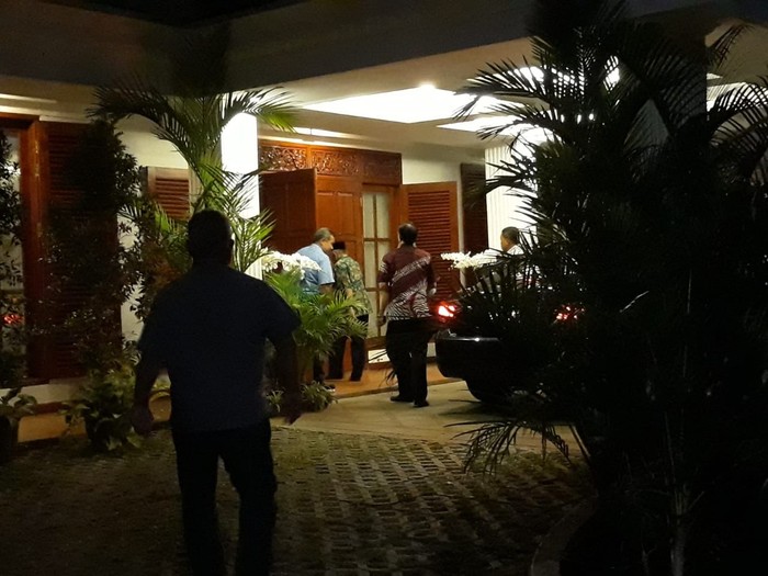 Tak Sampai 30 Menit, Amien Rais Tinggalkan Rumah Prabowo