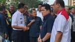 Foto: Saat JK-Anies Makan Pisang untuk Cek Bau Kali Item