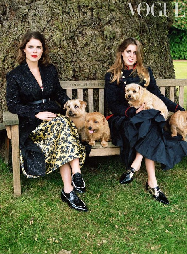 Laporan terbaru menyebut Putri Beatrice dan Putri Eugenie saat ini tengah melarikan diri dari Inggris. Mereka disebut menghindari skandal dengan mengambil dua liburan berbeda sebelum pengumuman resmi. Putri Eugenie di Paris dan Putri Beatrice di Riyadh.Foto: Dok. Vogue UK