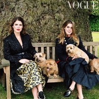 Laporan terbaru menyebut Putri Beatrice dan Putri Eugenie saat ini tengah melarikan diri dari Inggris. Mereka disebut menghindari skandal dengan mengambil dua liburan berbeda sebelum pengumuman resmi. Putri Eugenie di Paris dan Putri Beatrice di Riyadh.Foto: Dok. Vogue UK