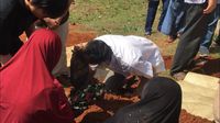 Suasana pemakaman jenazah Yusuf Supendi