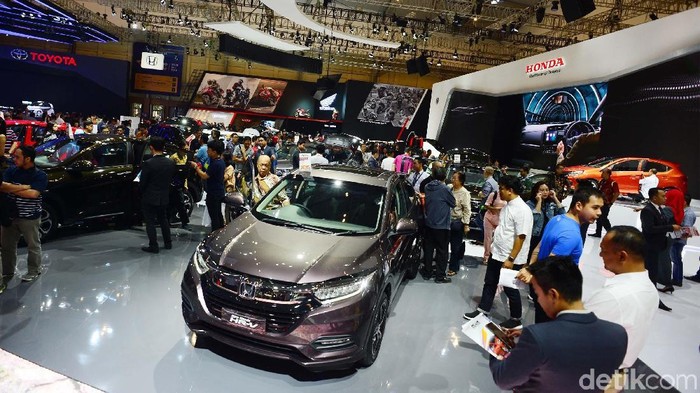 Gaikindo Indonesia International Auto Show (GIIAS) 2018 di ICE, BSD, Tangerang, memasuki hari kedua. Hari ini pengunjung membludak.