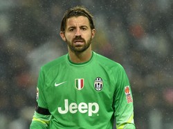 Usai kesulitan di Milan, Marco Storari dilepas ke Juventus pada 2010 seharga 4,5 juta euro. Meski hanya diplot sebagai pelapis Gianluigi Buffon, Storari bisa ikutan mengangkat banyak trofi bersama Si Nyonya Tua di antaranya empat gelar Scudetto. (Foto: Valerio Pennicino/Getty Images)