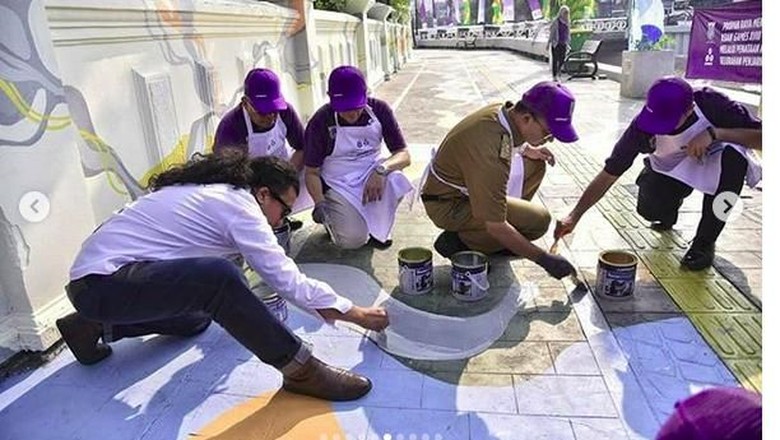 Beautifikasi Anies Merajalela, John Martono Lukis Tembok dan Trotoar Beautifikasi Anies Merajalela, John Martono Lukis Tembok dan Trotoar
