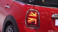 Ada bendera Inggris di lampu belakang New MINI 5 Door.