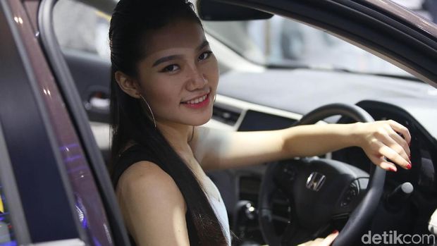 Mampir ke booth Honda ya, kalau mau lihat SPG cantik ini