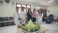 Ia merayakanya di Bali bersama teman-temanya dan mengunjungi panti jompo. Foto: Dok. Instagram/princessyahrini