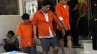 Para pelaku mempunyai peran masing masing, ada menghipnotis dan mengaku pegawai bank.