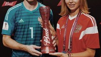 Pemilik akun Instagram dengan 1 juta followers ini juga ikut meramaikan Piala Dunia 2018 lalu, dengan menyerahkan piala Budweiser Man of The Match pada pemain Rusia, Igor Akinfeev. (Foto: Instagram/natalyosmann)