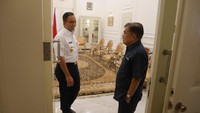 Mereka berada di dalam sekitar 15 menit. Saat keluar, JK mengatakan diminta Anies melihat kantornya di Balai Kota. (Foto: Setwapres)