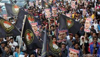 Spanduk, poster dan bendera Gerakan HMS dikibarkan selama melakukan aksi demo.