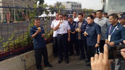 Foto: Saat JK-Anies Makan Pisang untuk Cek Bau Kali Item