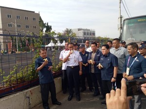 Periksa Bau, JK dan Anies Makan Pisang di Pinggir Kali Item