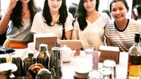 Begini pose Steffy kalau sedang ngopi bersama teman-temannya. Semuanya tampil dalam balutan kasual, namun tetap cantik. Foto: Instagram @steffyburase