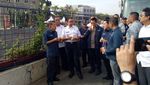 Foto: Saat JK-Anies Makan Pisang untuk Cek Bau Kali Item