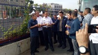 Sesaat kemudian JK mengambil buah pisang dan langsung menyantapnya bersama Anies. Dia memastikan Kali Item tidak berbau lagi. Bau nggak? tanya JK ke rombongan yang hadir. Sontak para rombongan menjawab, Nggak, Pak, ujar rombongan.