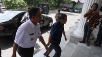 Anies sendiri hanya tersenyum dan melambaikan tangan. Dia mengajak JK ke dalam kantornya. (Foto: Setwapres)