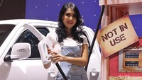 Senyum manisnya juga bikin hati adem.
