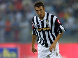 Zenoni, yang didatangkan Milan dari Atalanta pada 2001, langsung dilepas ke Juventus sebagai bagian dari transfer Filippo Inzaghi. Meski dikontrak lima musim, Zenoni hanya berseragam Juventus di dua musim pertamanya. Kemudian ia dipinjamkan ke Sampdoria. (Foto: Grazia Neri/ALLSPORT/Getty Images)