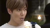 Si ganteng Lee Min Ho juga suka es krim. Kali ini ia melahap langsung soft ice cream dengan rasa vanilla. Sisa es krim di bibirnya bikin para wanita ingin bantu mengelapnya dengan tisu ya. Foto: Instagram @yukomin_912