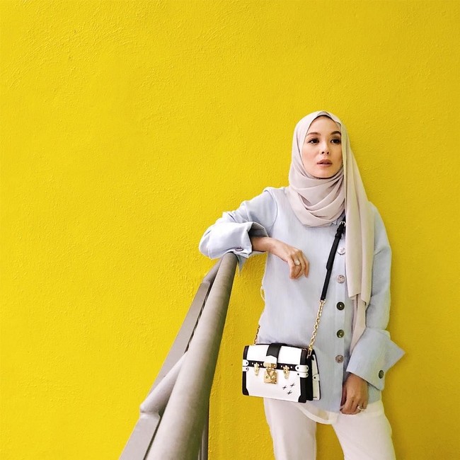 Di kesehariannya, Vivy Yusof memang sering terlihat memakai barang branded. Seperti gaya kasualnya yang dipadukan dengan tas Louis Vuitton Petite Malle ini. Harga tersebut dibandrol sekitar $ 5200 atau Rp 276 juta. Foto: Instagram/VivyYusof