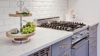 Sebelum direnovasi dapur ini terlihat monoton karena menggunakan rak yang tertutup. Sesudah direnovasi dapur terlihat lebih menarik dengan warna putih pada tumpukan bata dan rak kaca berwarna abu-abu menciptakan kesan segar. Istimewa/Boredpanda.com/decorid.