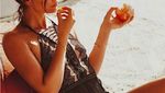 Gaya Seksi Model Lily Aldridge Saat Makan Gelato hingga Pizza