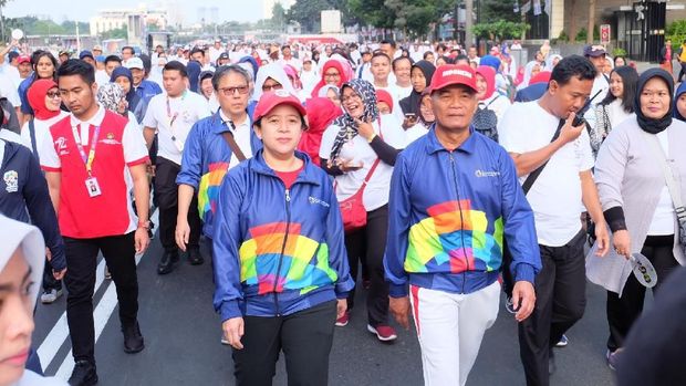Menko PMK dan Mendikbud Jalan Sehat Bareng 10.000 Peserta di Senayan