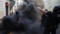 Taksi online di Barcelona Uber dan Cabify dinilai tidak memberikan persaingan yang sehat antar pengemudi. Albert Gea/Reuters.