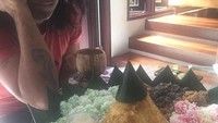 Tepat di ulang tahun Kaka 10 Maret lalu, Natascha tak memberikan sebuah kue ulang tahun. Melainkan sebuah tumpeng berisikan jajanan pasar. Ada klepon hingga getuk. Duh, jadi mau! Foto: Instagram @nataschaule