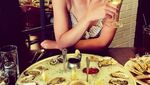Gaya Seksi Model Lily Aldridge Saat Makan Gelato hingga Pizza