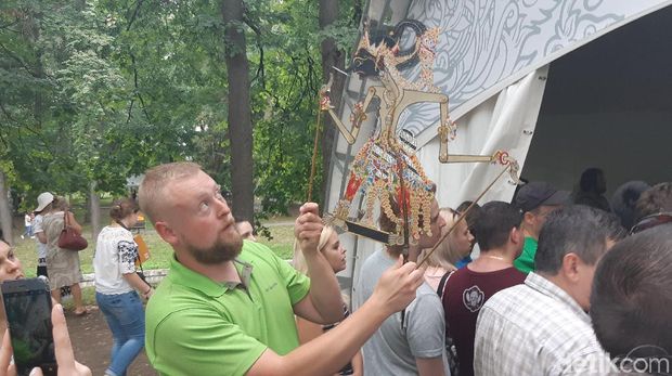 Pria Rusia tampak memegang wayang kulit