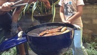 Ihiy! Kali ini Kaka sedang membuat iga bakar dengan putri cantiknya. Selain bisa nyanyi, ternyata Kaka juga bisa masak. our sunday, grill time, tulis Natascha sebagai tanda kalau hal ini sering mereka lakukan jika Kaka sedang tak ada job manggung. Foto: Instagram @nataschaule