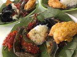 Lewat Stasiun Cirebon, Mampir Makan Nasi Jamblang dan Docang Enak Dulu