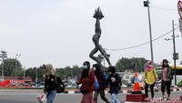 Kini warga Jakarta dapat menikmati keindahan patung tersebut.