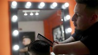 Memiliki minat yang besar dalam bidang mengolah gaya rambut pria, Heredia membuka sebuah tempat cukur pria yang cukup terkenal di Buenos Aires, Argentina. Marcos Brindicci/Reuters.