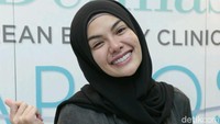 Meski kini sudah berhijab, Nikita Mirzani masih tetap berurusan dengan hukum setelah dilaporkan oleh mantan suaminya, Dipo Latief atas dugaan KDRT. Foto: Ismail/detikHOT