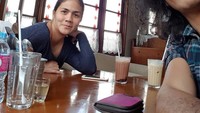Katanya yuk cari tempat duduk dan ngobrol, kira2 apa yg mau diobrolin ya?, tulis Natascha. Apa hayo? Yang jelas waktu ngobrol mereka ditemani segelas iced coffee dan milkshake.  Foto: Instagram @nataschaule