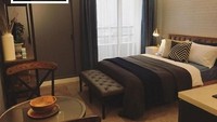 Sebelum direnovasi ruangan terlihat sempit karena ukurang ranjang yang terlalu besar. Kemudian warna cat yang kurang cerah. Setelah direnovasi kamar jadi terlihat luas. Karena ranjang lebih kecil, jendela terlihat dan pintu putih dihilangkan. Istimewa/Boredpanda.com/watermelonpep83.