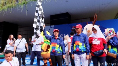 Aksi Jalan Sehat Menko PMK dan Mendikbud Sambut Asian Games 2018