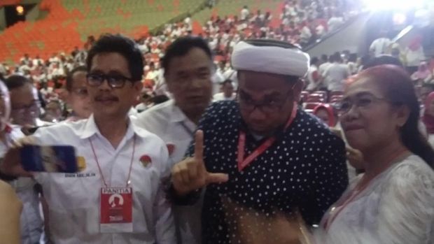 Hadiri Rapat Umum Relawan Jokowi, Ngabalin Jadi Rebutan Selfie
