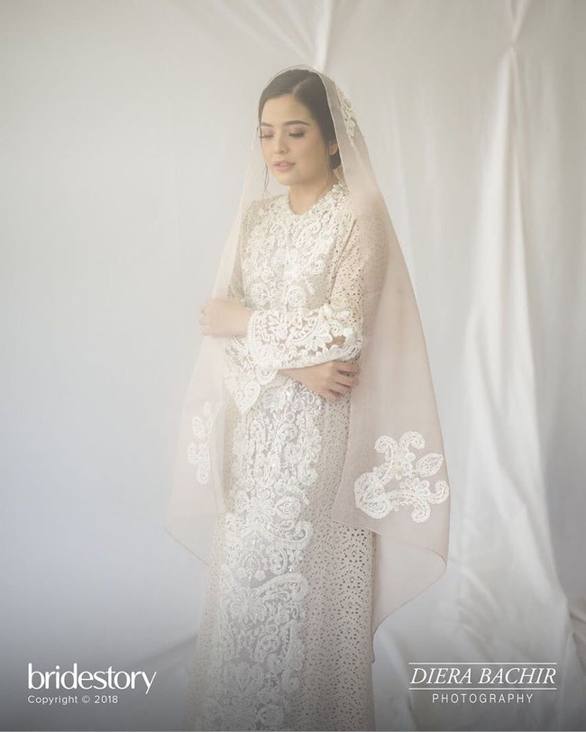 Mantan artis cilik ini memilih gaun panjang beraksen lace yang cantik dari Lace by Artkea. Penampilannya juga dilengkapi kerudung warna ivory dengan hiasan bordir serta payet. Foto: Instagram/@tasyakamila
