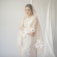 Mantan artis cilik ini memilih gaun panjang beraksen lace yang cantik dari Lace by Artkea. Penampilannya juga dilengkapi kerudung warna ivory dengan hiasan bordir serta payet. Foto: Instagram/@tasyakamila
