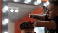 Berbagai pilihan gaya rambut pun mampu dikerjakan oleh Heredia. Marcos Brindicci/Reuters.