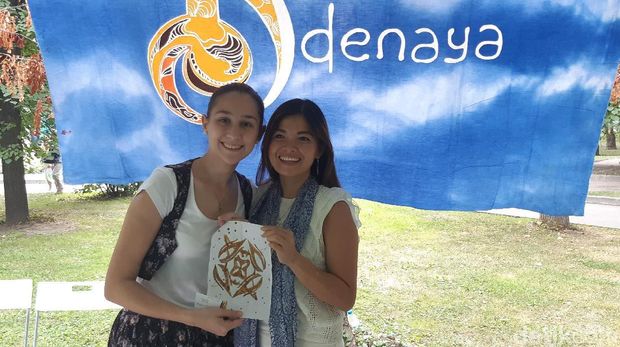 Salah satu peserta menunjukkan batik yang dibuatnya