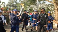 Gubernur Sumsel Alex Noerdin membawa obor Asian Games. Alex jadi pelari pertama yang membawa obor Asian Games. (Foto: Raja Adil Siregar/detikcom)